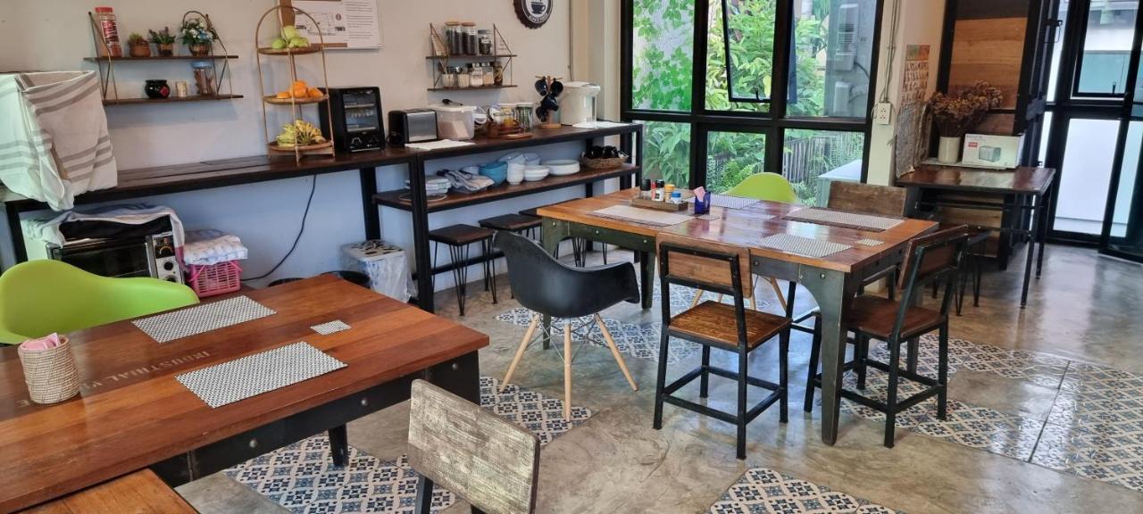 33 Poshtel (Adults Only) Hotell Chiang Mai Eksteriør bilde