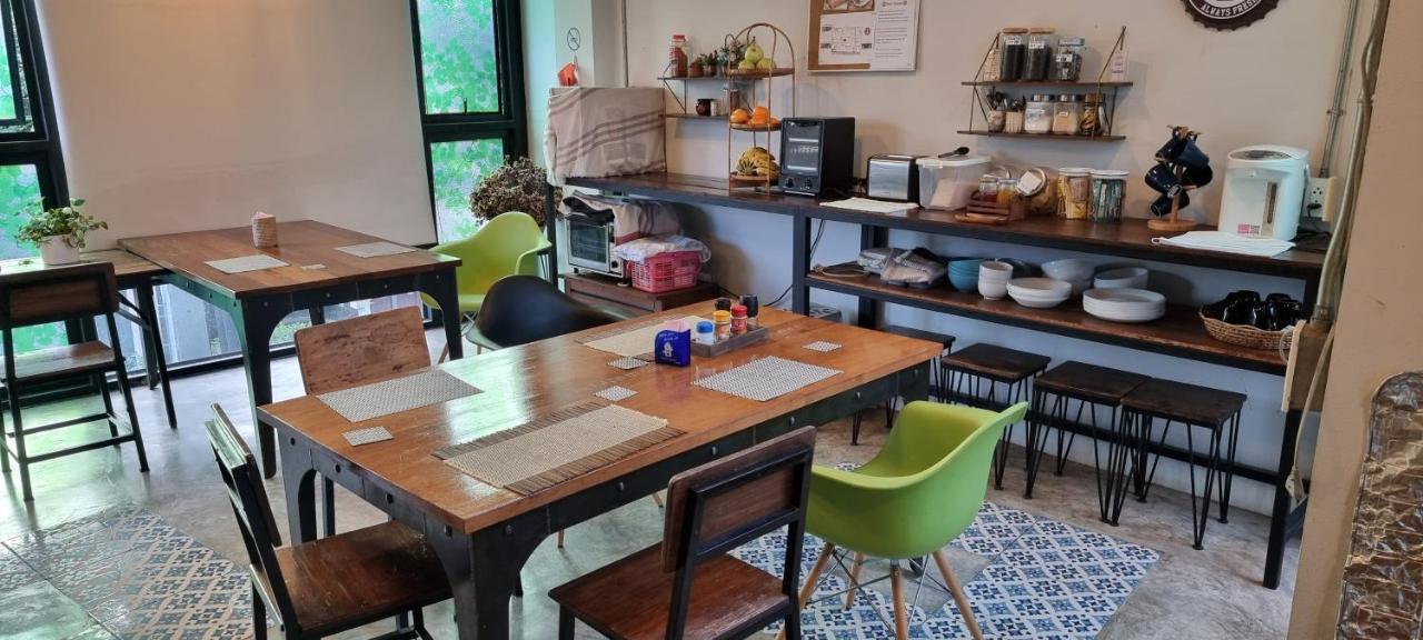 33 Poshtel (Adults Only) Hotell Chiang Mai Eksteriør bilde